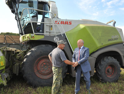 Виктор Назаров оценил ход заготовки кормов и преимущества новой сельскохозяйственной техники, работающей в полях
