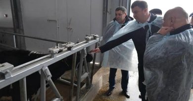 Глава региона Виталий Хоценко в Марьяновском районе открыл новый животноводческий комплекс