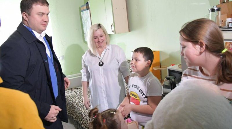 Губернатор Виталий Хоценко в Марьяновском районе встретился с семьей участника СВО