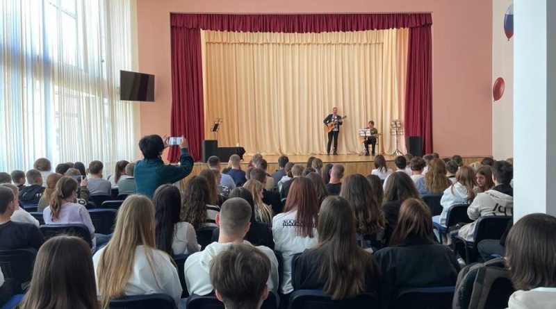 Артисты Омского музыкального театра приняли участие в фестивале «Звёзды над Донбассом-2024»