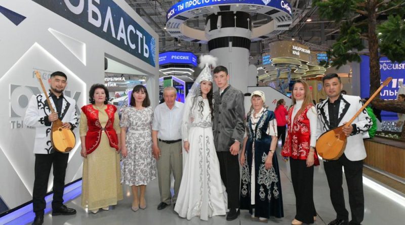 Три омские семьи сочетались узами брака на Всероссийском свадебном фестивале